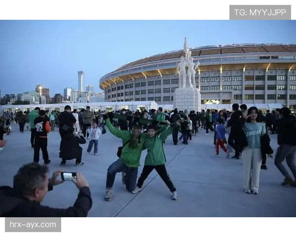 北京国安新工体盛大揭幕,球迷热情高涨迎战新赛季 北京国安新工体盛大揭幕,球迷热情高涨迎战新赛季
